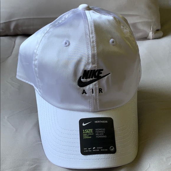 (Nike Air) white cap women’s size 1, new with tags